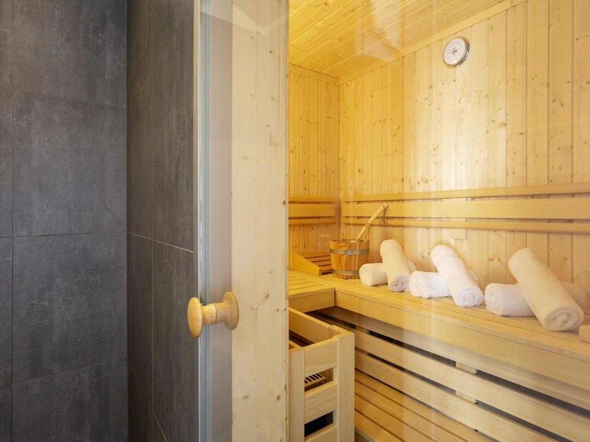 Ferienhaus Reetland Am - Luxus Reetdachvilla Mit 3 Schlafzimmern, Sauna Und Kamin F12 Dranske